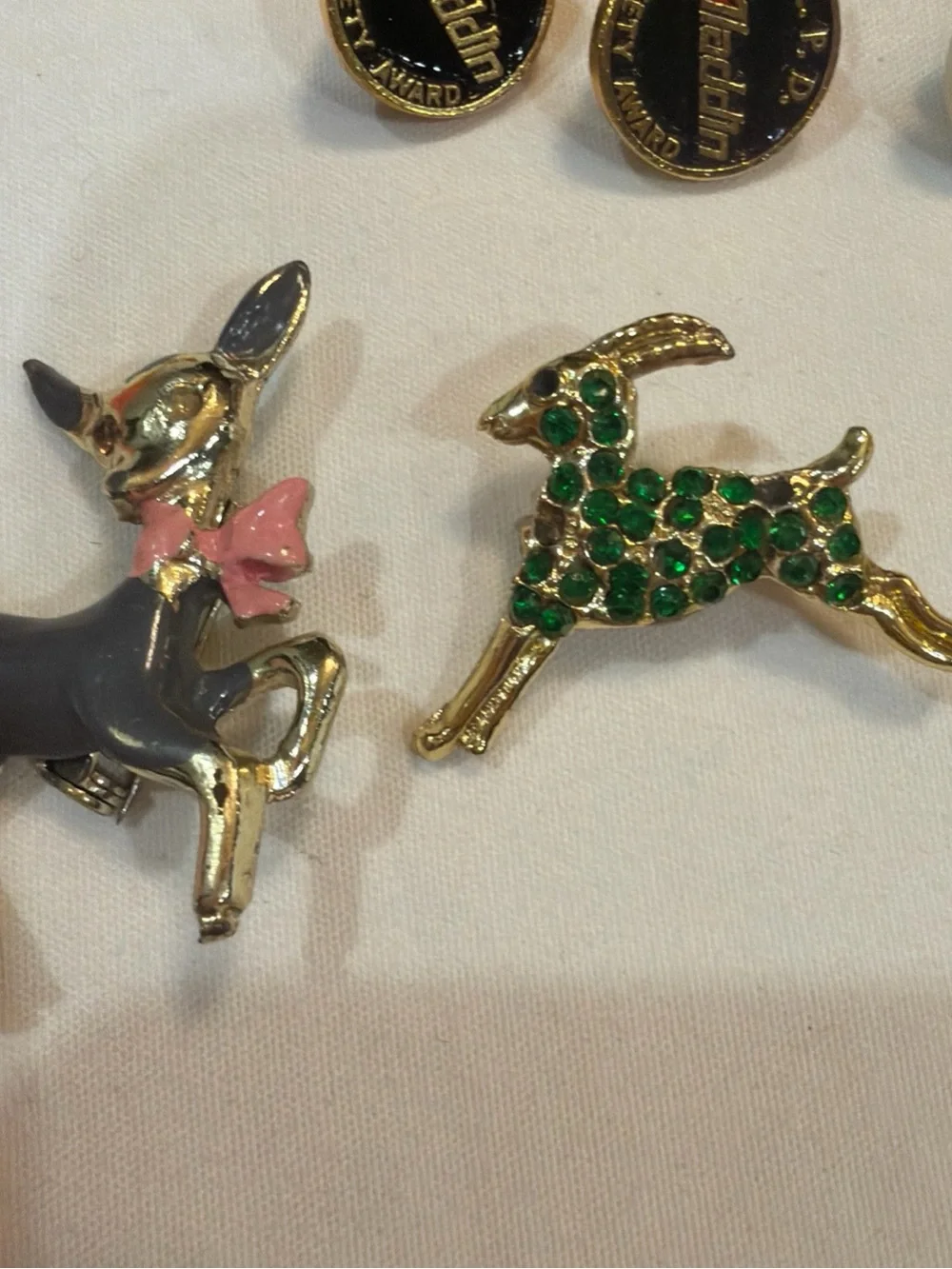 Gold Tone Heart Pin and Mixed Enamel Brooch Set - Green, Pink, Red, Gold 11 pies